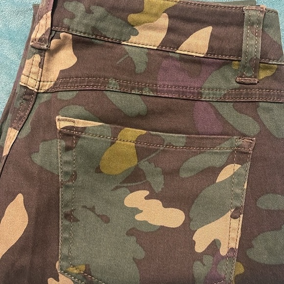 Cabi Clover Island Style Bright Camouflage Style Jeans w Ankle Zippers women’s 6 - Picture 8 of 15